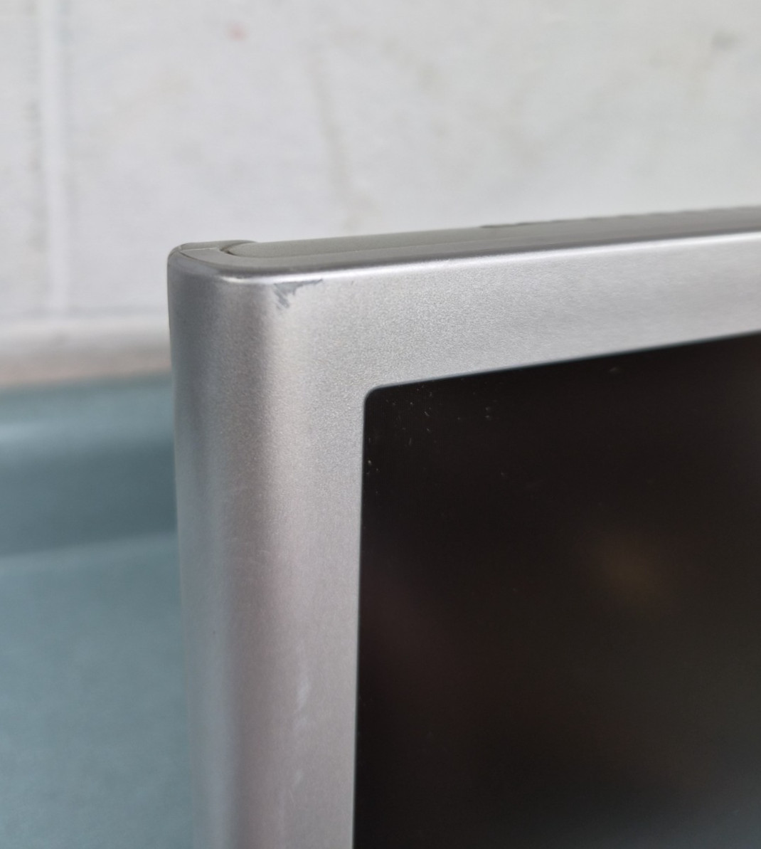 HP vs15 LCD 15″ Monitor With Built In Speakers and Stand. Works. No Cables