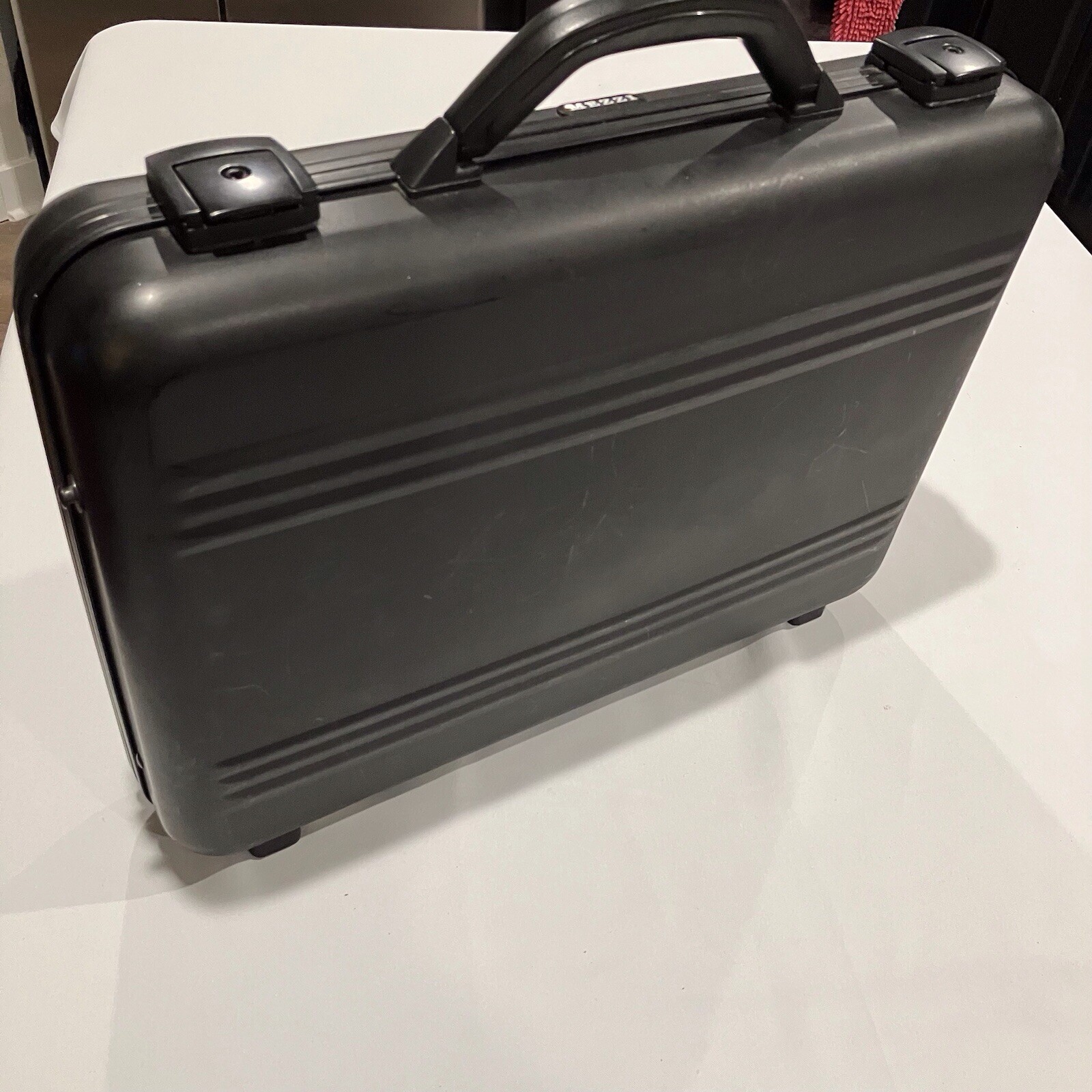 MEZZI Hard Aluminum Briefcase Laptop Case BLK Padded Inside , Scratch 18”x14x4