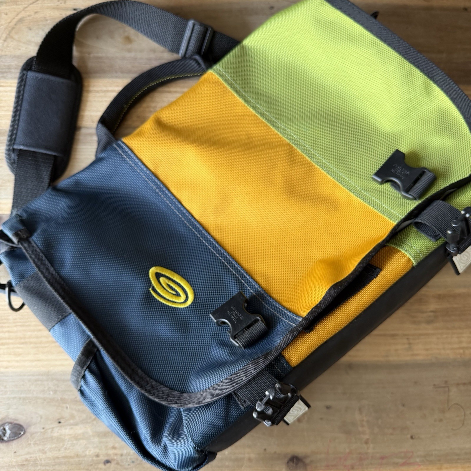 Timbuk2 Padded Nylon 15 in Laptop Messenger Shoulder Bag Blue/Yellow/Green