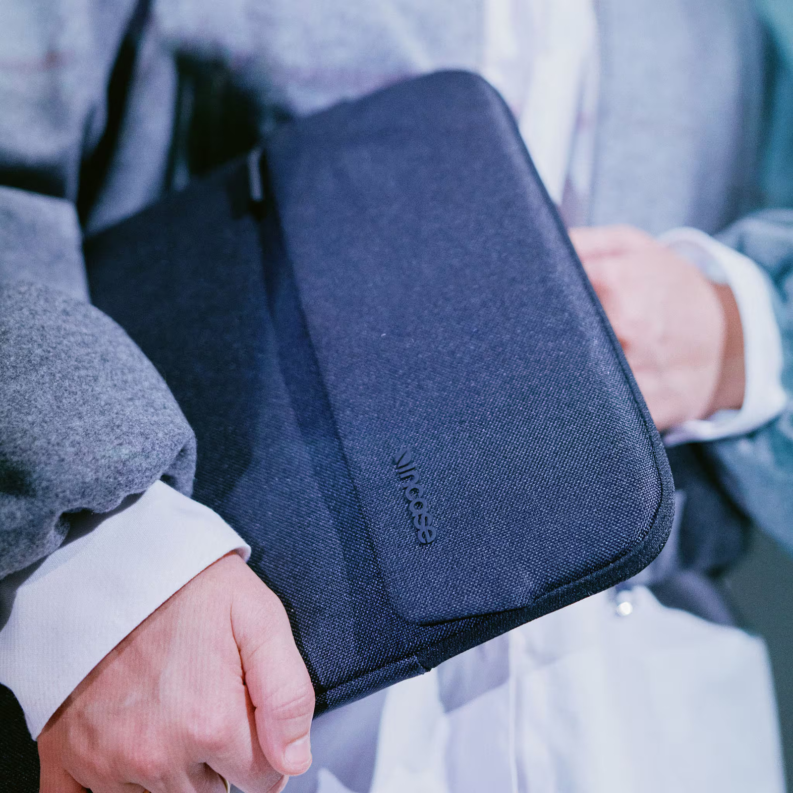 Incase – Crosstown Sleeve for 14″ Laptop – Black