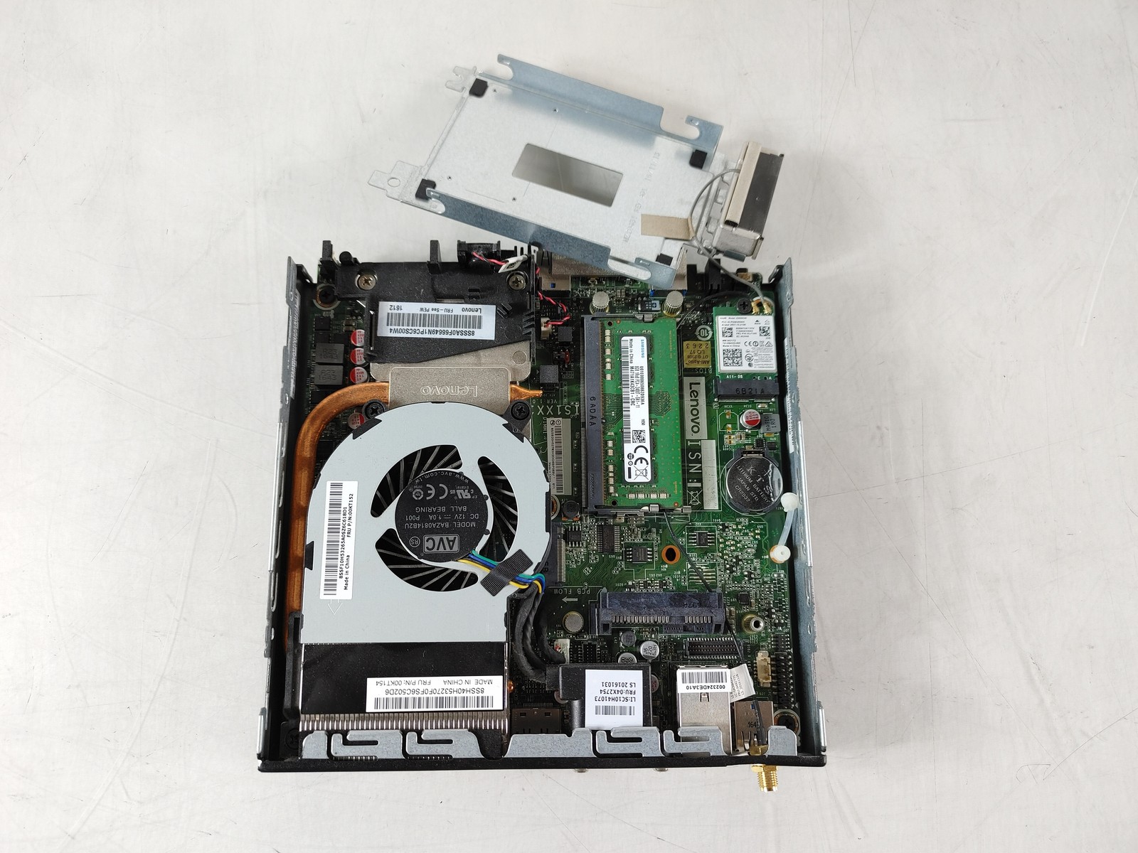Lenovo ThinkCentre M900 Tiny Core i5-6500T 2.50 GHz 8 GB DDR4 Desktop Mini No