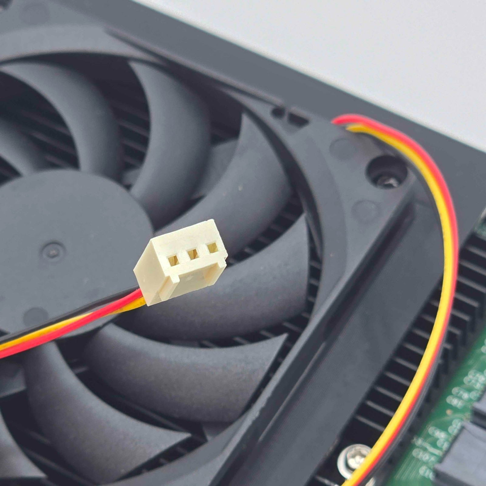 LSI 9300-16i SAS HBA 80 mm Cooling Fan Included + Shroud All-In-One Cooler Kit
