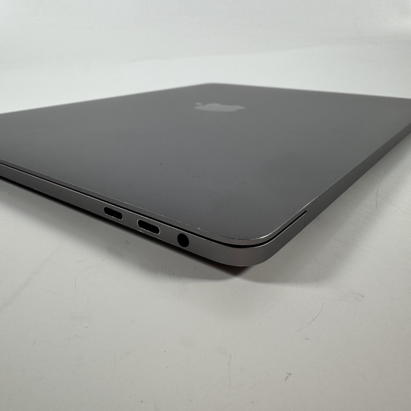 Apple 2018 13″ MacBook Pro 2.3GHz i5 512GB 8GB MR9R2LL/A | D Grade