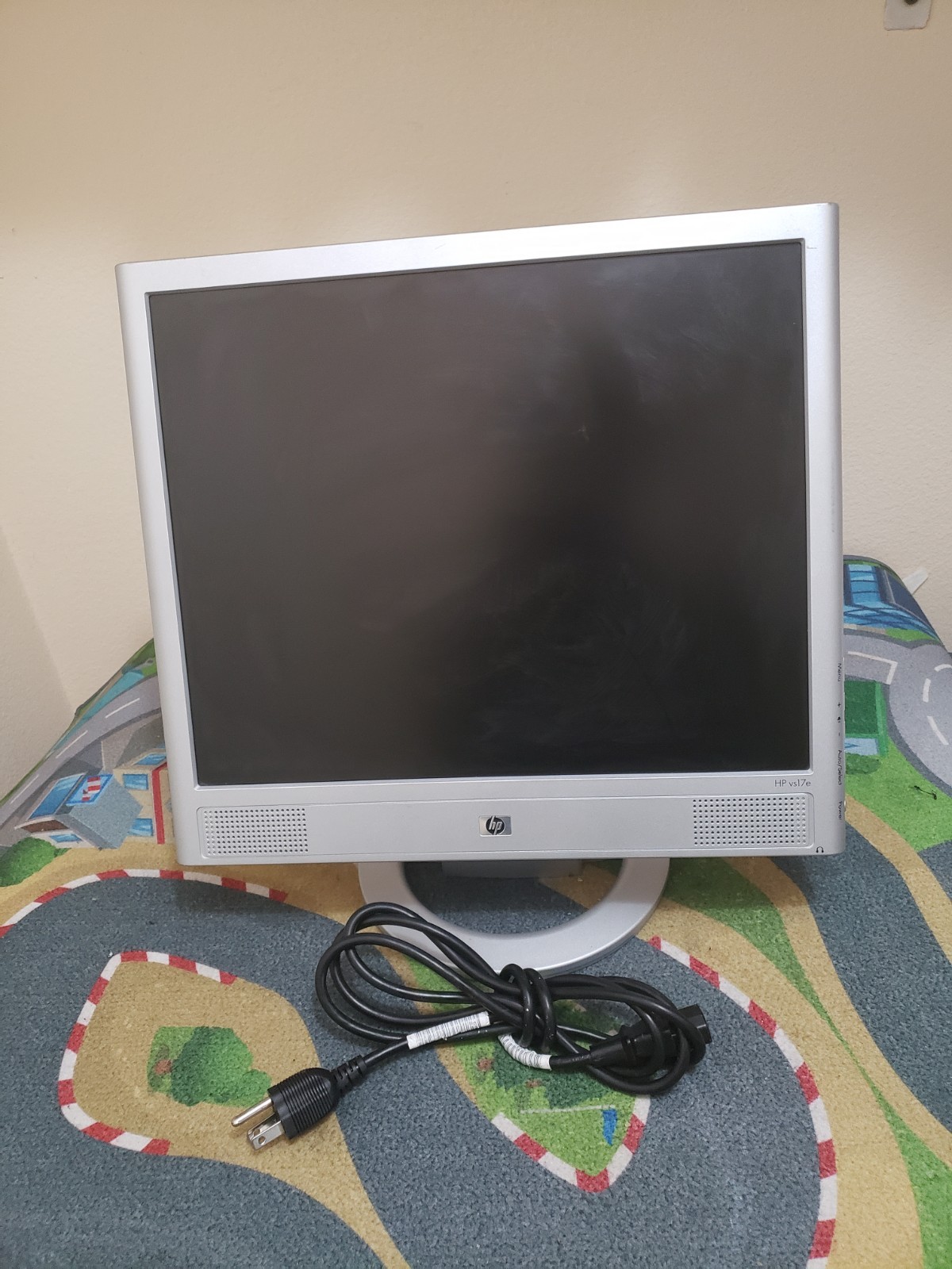 HP VS17E 17″ LCD Monitor with built-in speakers & VGA Cable. *Missing PW Button*