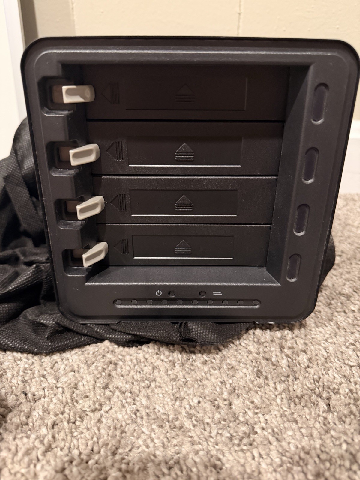Drobo DR04D-U 4-Bay NAS HDD Hot Swap USB FireWire Indication Light Black