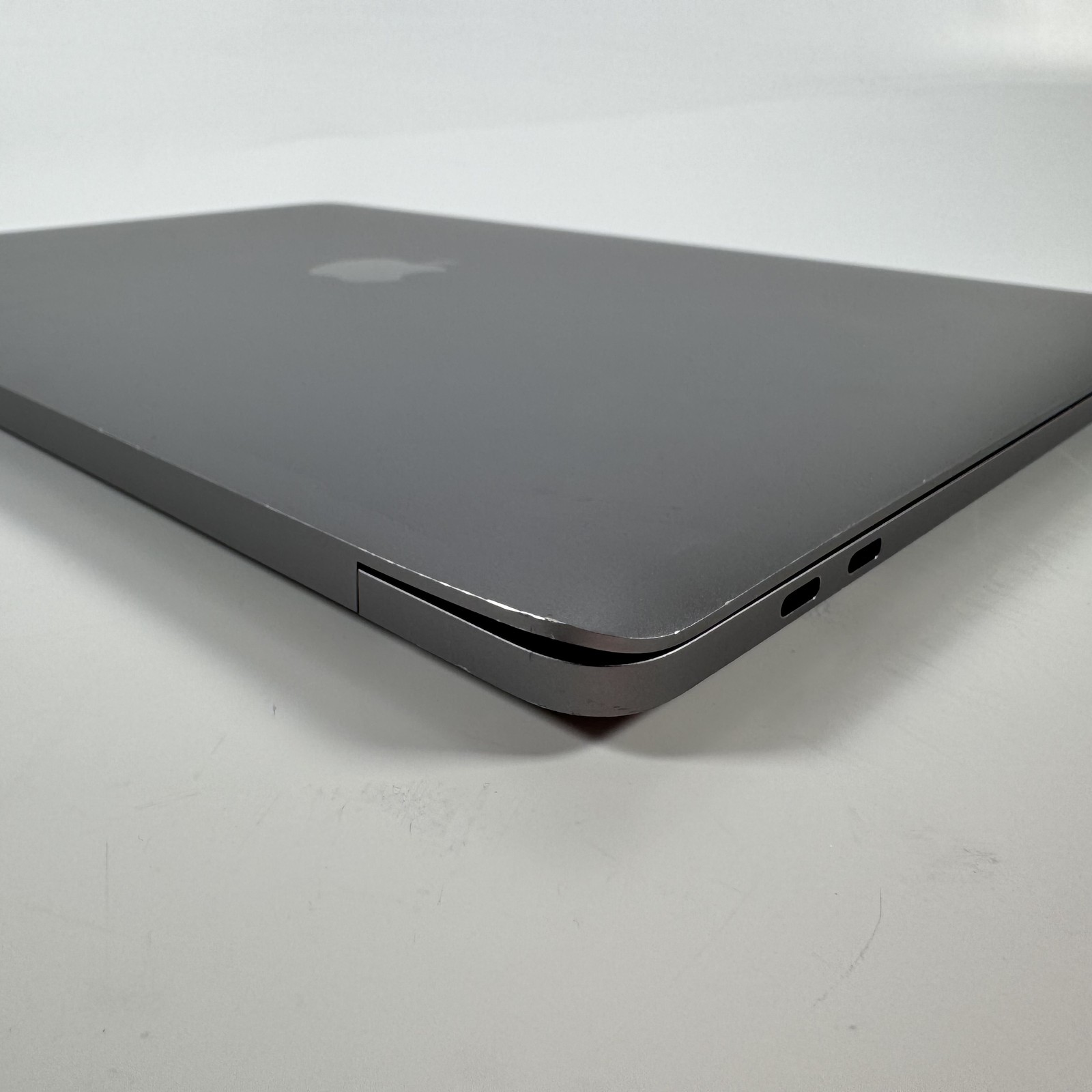 Apple 2018 13″ MacBook Pro 2.3GHz i5 512GB 8GB MR9R2LL/A | D Grade