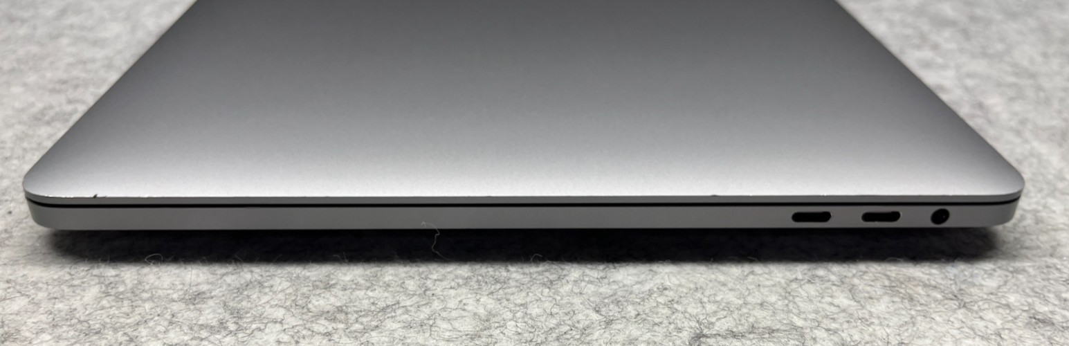 2020 MacBook Pro 13″ i5-1038NG7 @ 2.00GHz 16GB Ram 512GB SSD Tahoe Touch Bar