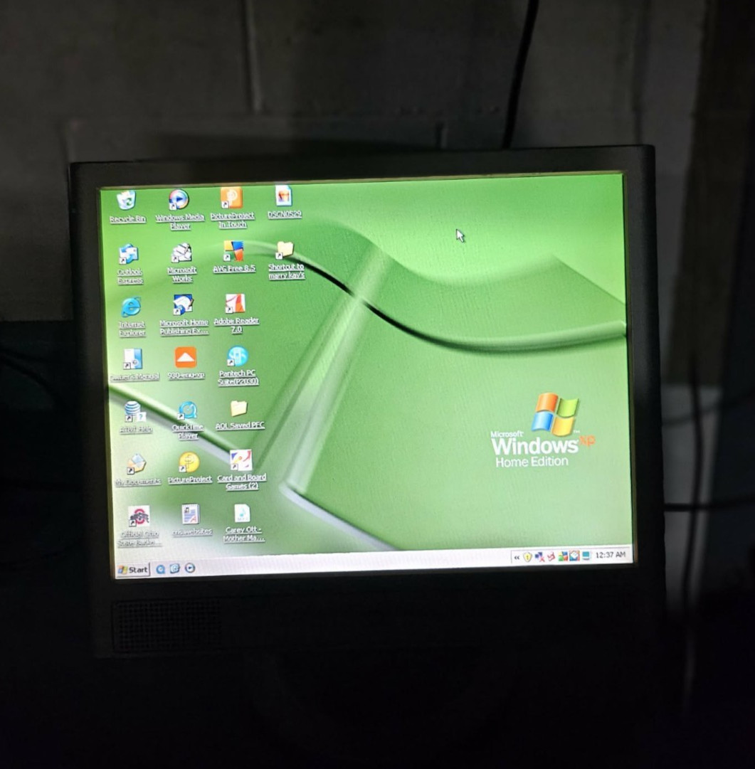HP vs15 LCD 15″ Monitor With Built In Speakers and Stand. Works. No Cables