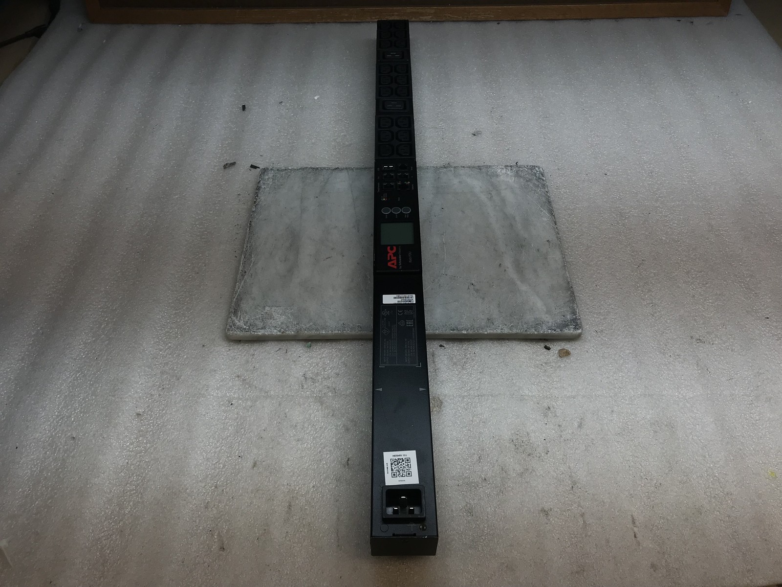 APC NetShelter Metered Rack PDU Power Distribution Unit AP8858NA3