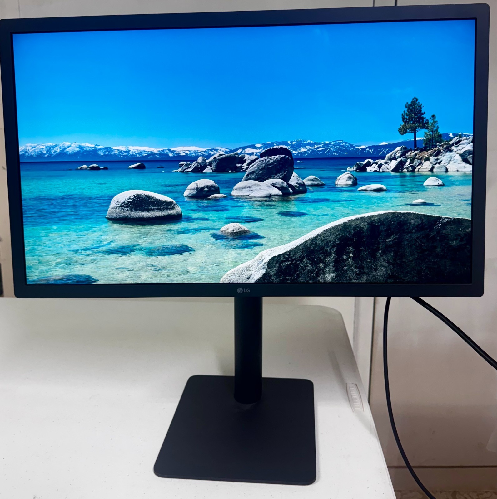 LG UltraFine 4K 24″ Display Monitor 24MD4KL