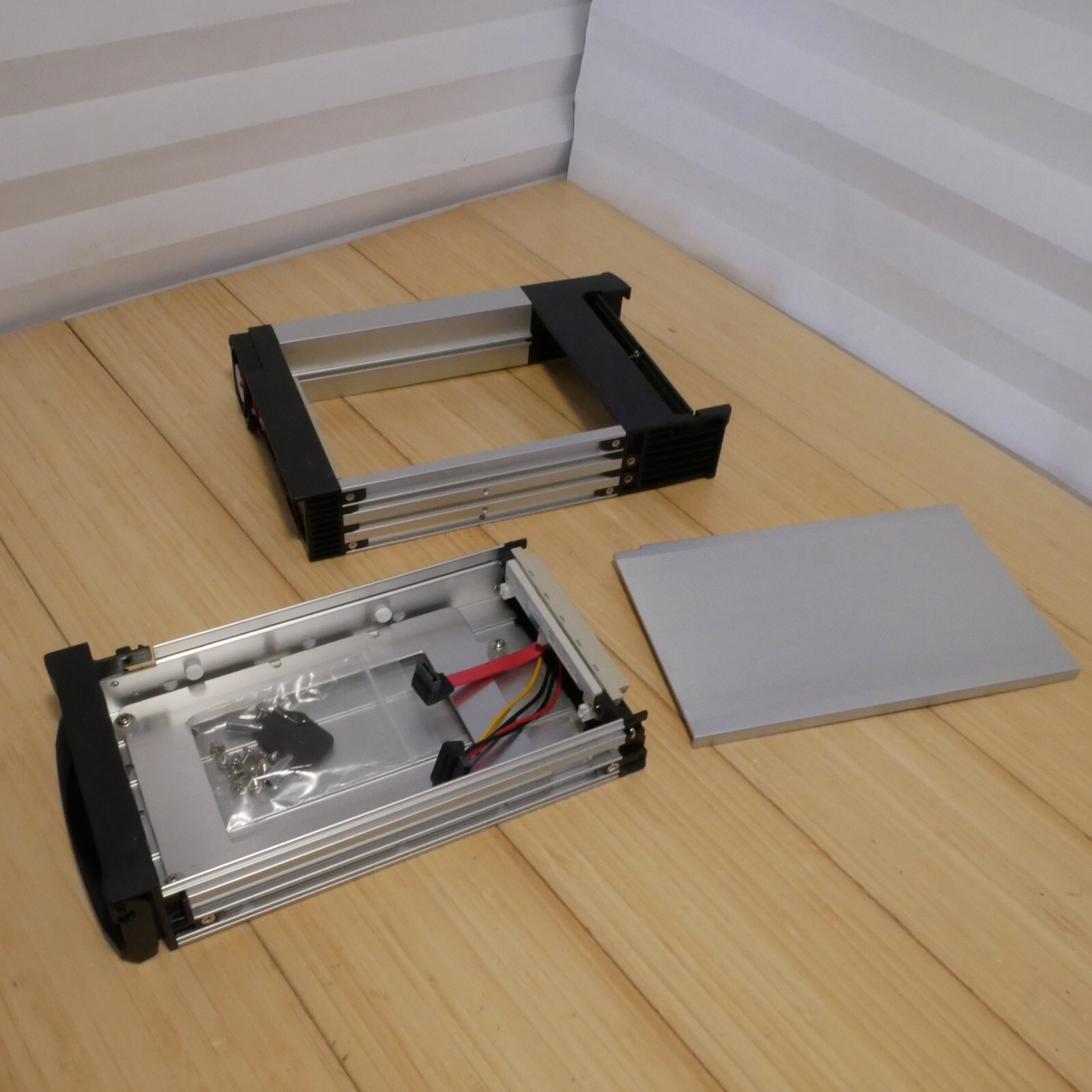 Vintage Aluminium Mobile Rack Removable HDD Caddy for 3.5″ HDD with Key