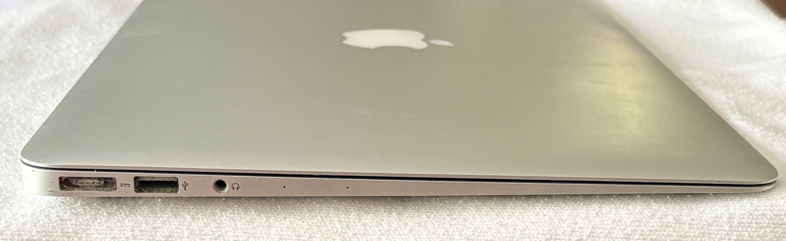 Apple MacBook Air 13.3 Silver Model A1466 Excellent Condition NEEDS Power Cord