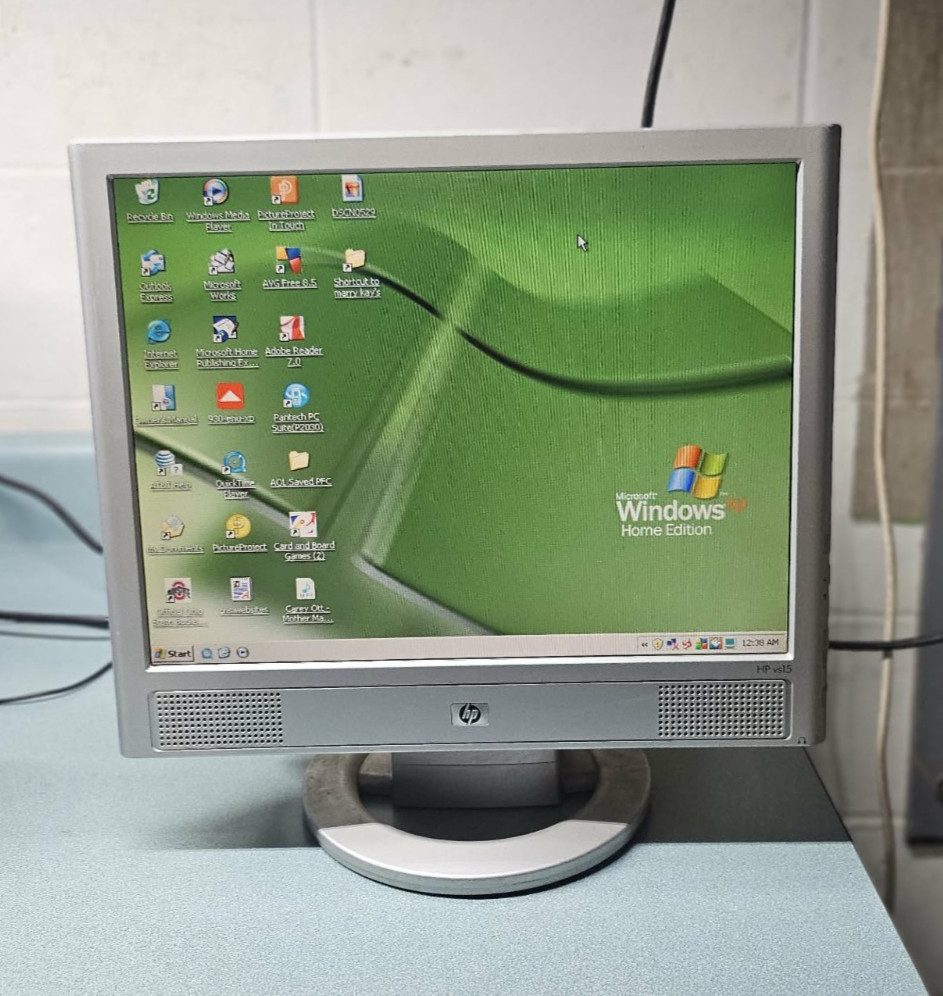HP vs15 LCD 15″ Monitor With Built In Speakers and Stand. Works. No Cables