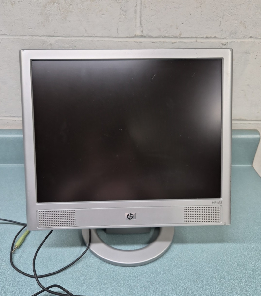HP vs15 LCD 15″ Monitor With Built In Speakers and Stand. Works. No Cables