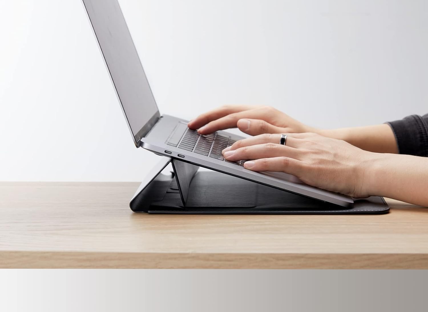 HyperShield Stand and Go Laptop Sleeve for MacBook Air/Pro 15–16″ – Brand New