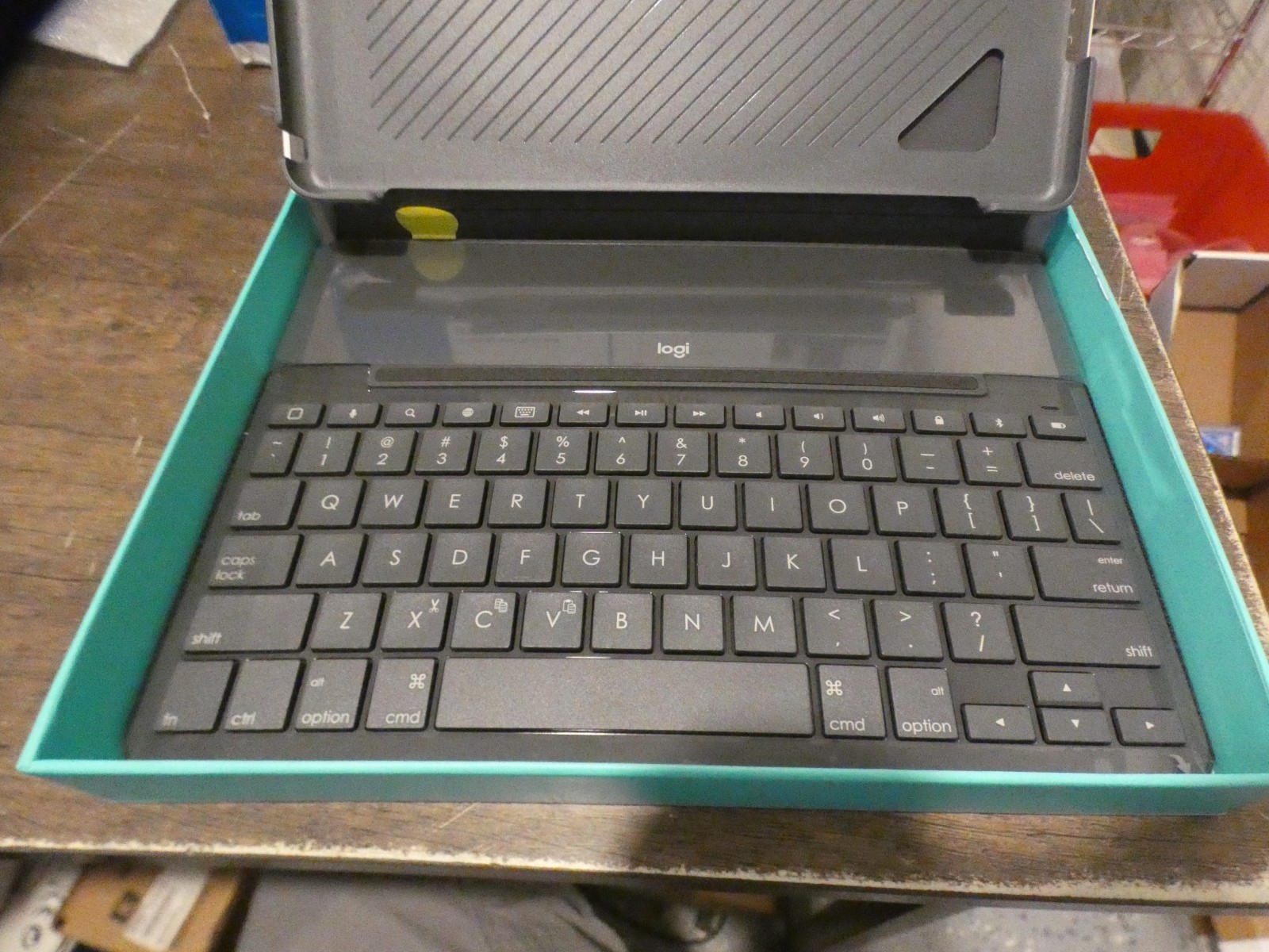 Logitech 920-009017 Cover Case with Bluetooth Keyboard for iPad 5th & 6th Gen