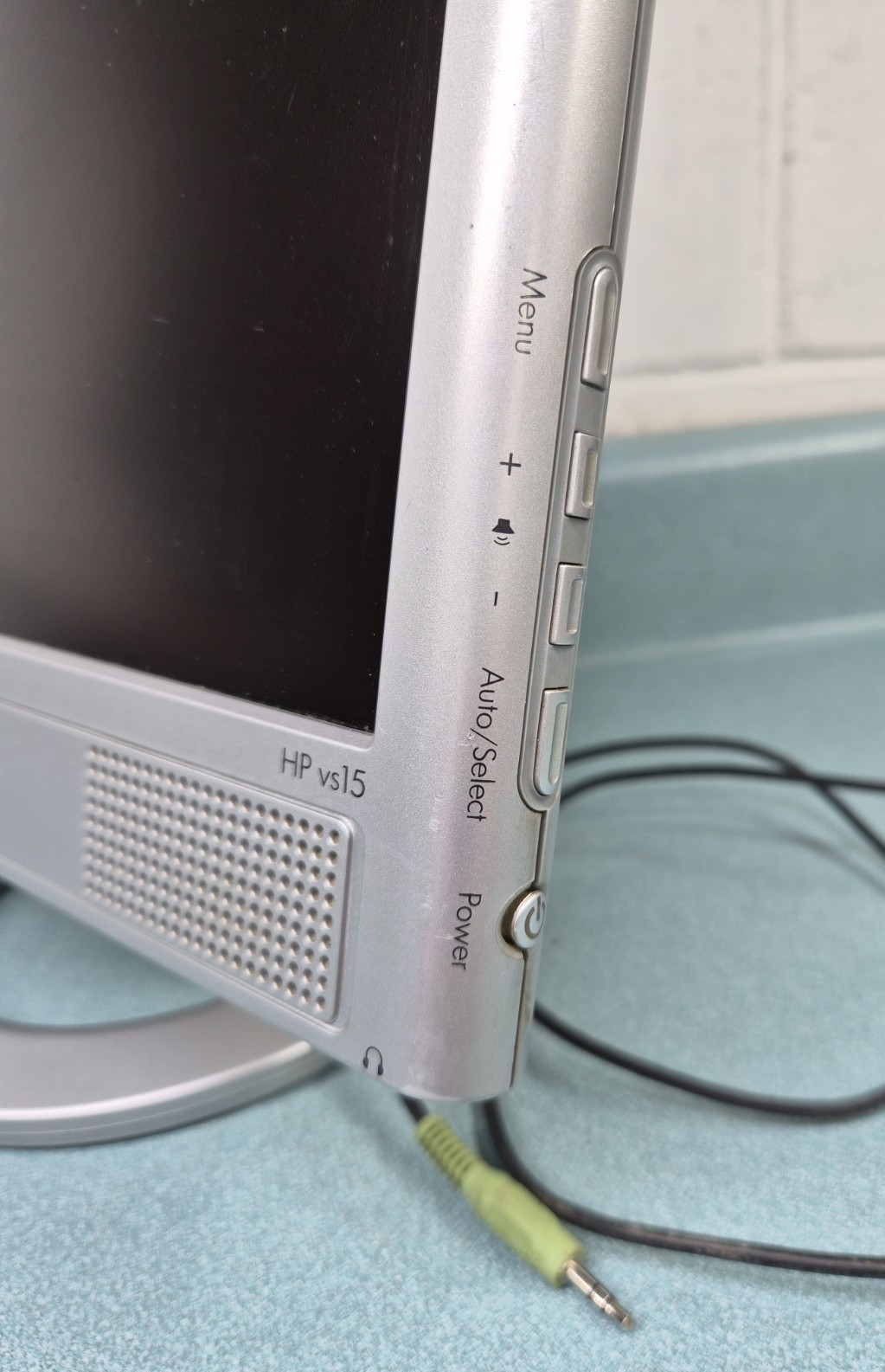 HP vs15 LCD 15″ Monitor With Built In Speakers and Stand. Works. No Cables