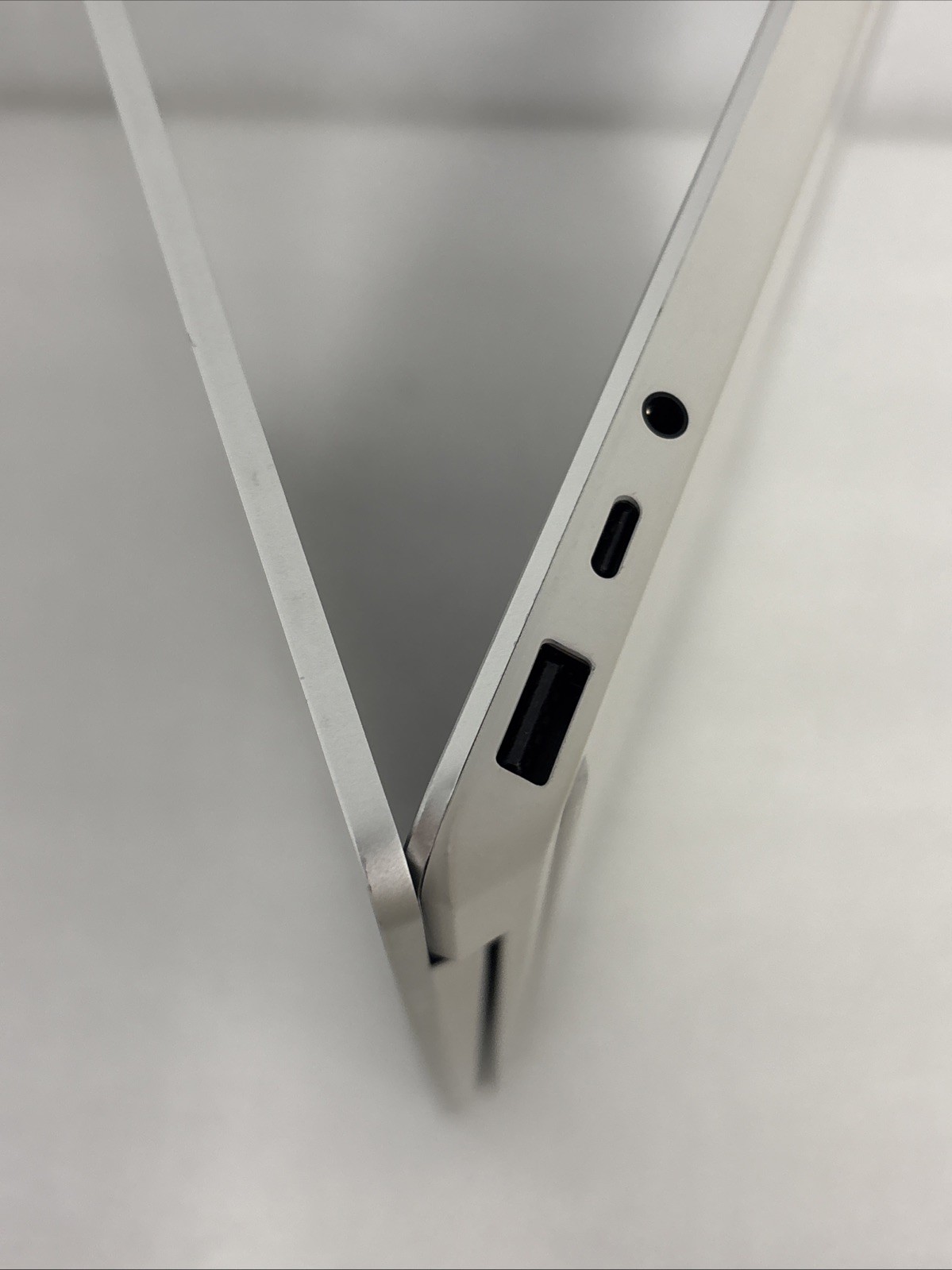 Microsoft Surface Laptop Go 12.4″ (256GB, Intel i5 10th Gen., 8GB) – Platinum