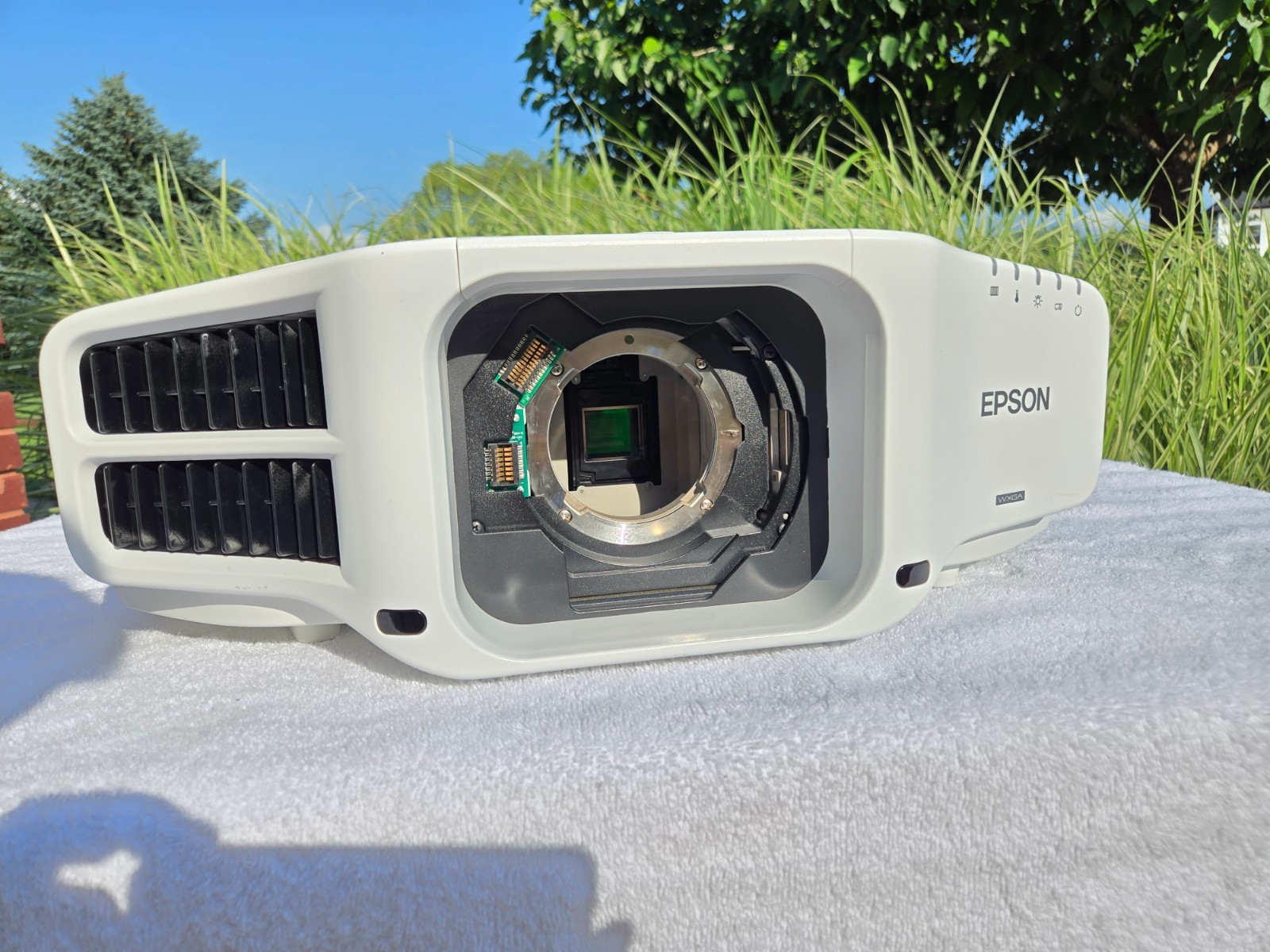 Epson Pro G7000W Projector – Tested – NO LENS