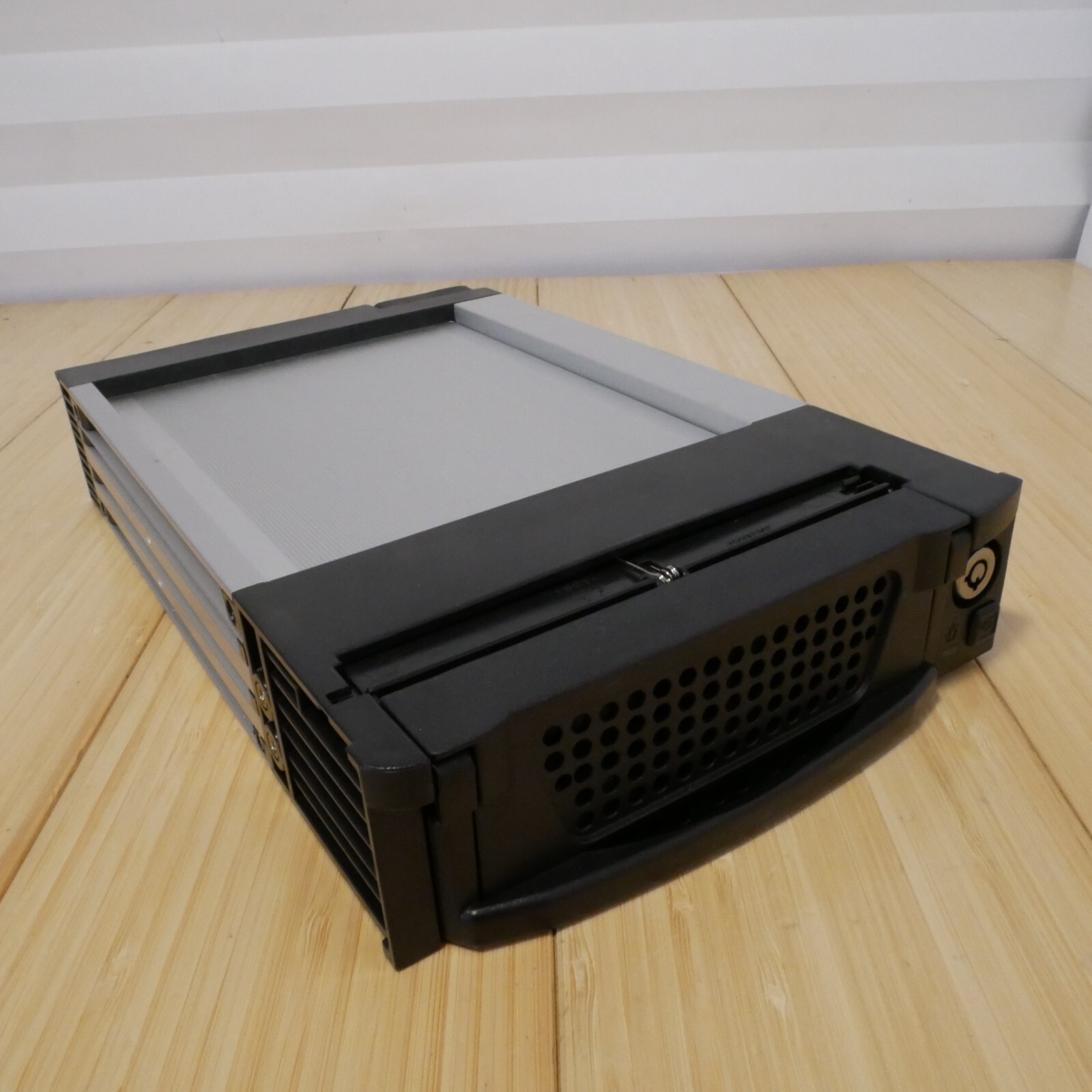 Vintage Aluminium Mobile Rack Removable HDD Caddy for 3.5″ HDD with Key