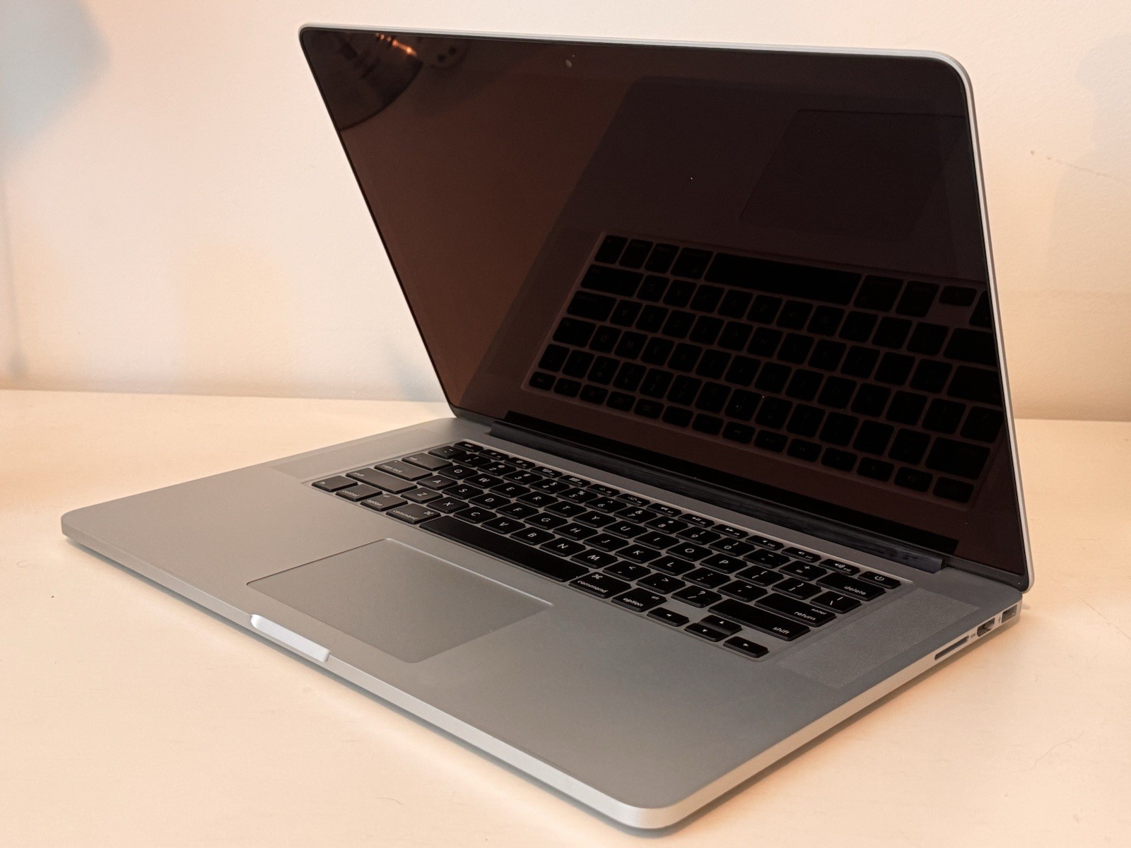 APPLE MACBOOK PRO 15 | 16GB | 256GB SSD | i7 3.4GHZ | RETINA |MONTEREY |WARRANTY