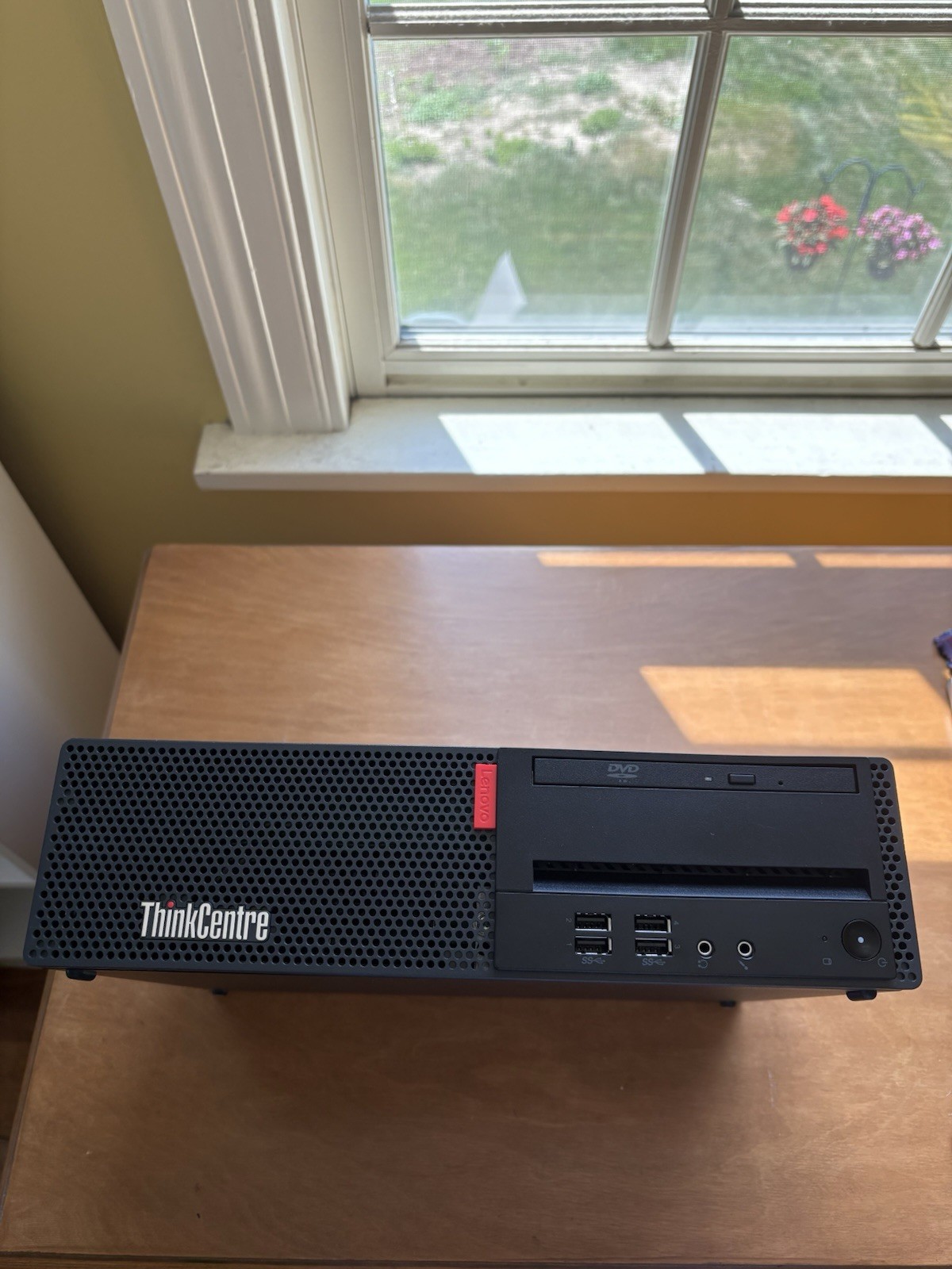 Lenovo ThinkCentre M710s Small Form Factor Core i5-6500 16GB Windows 10 Pro