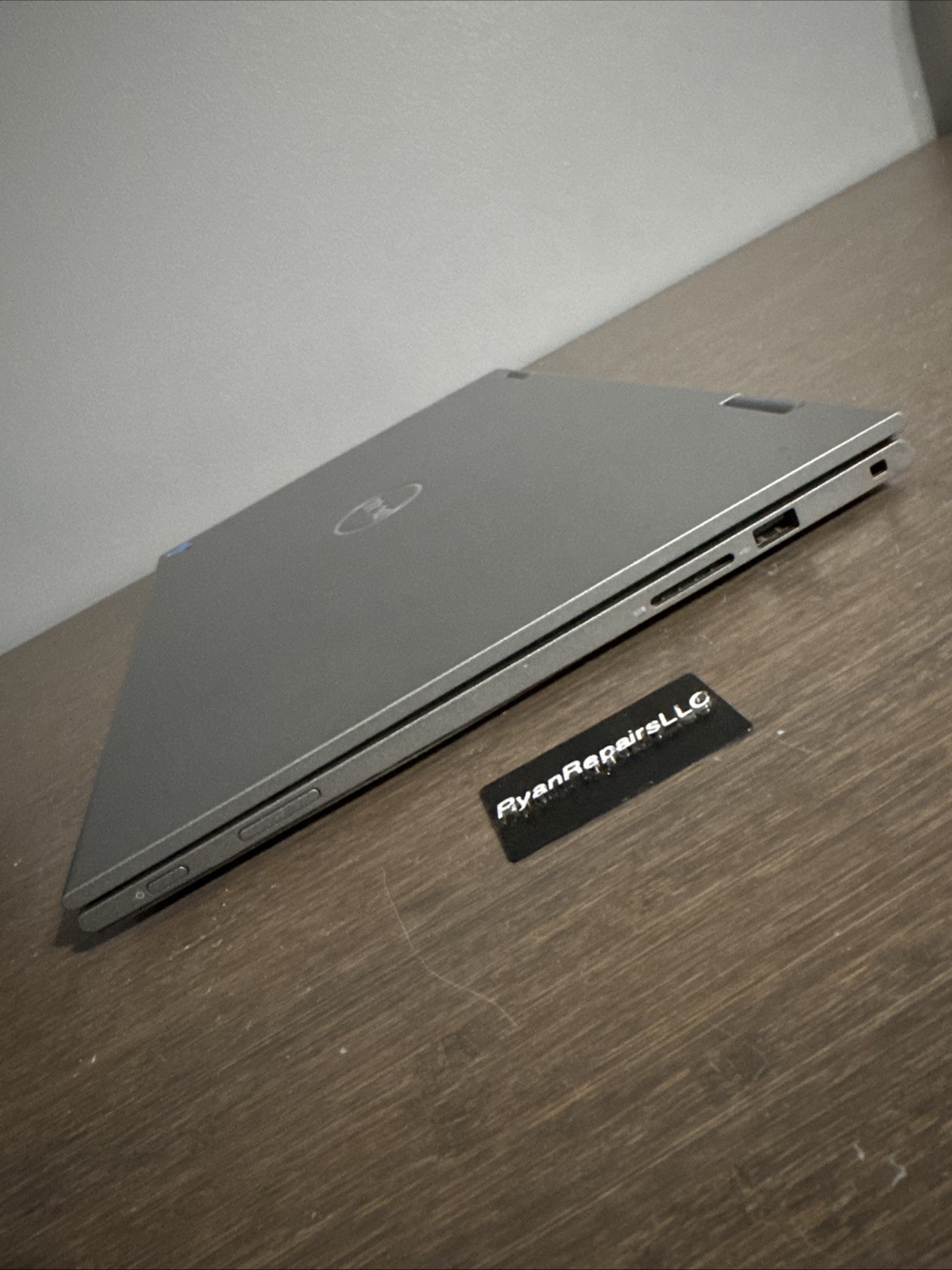 Dell Latitude Laptop Unknown model- 8gb DDR4, Intel i7. Parts or repair turns on
