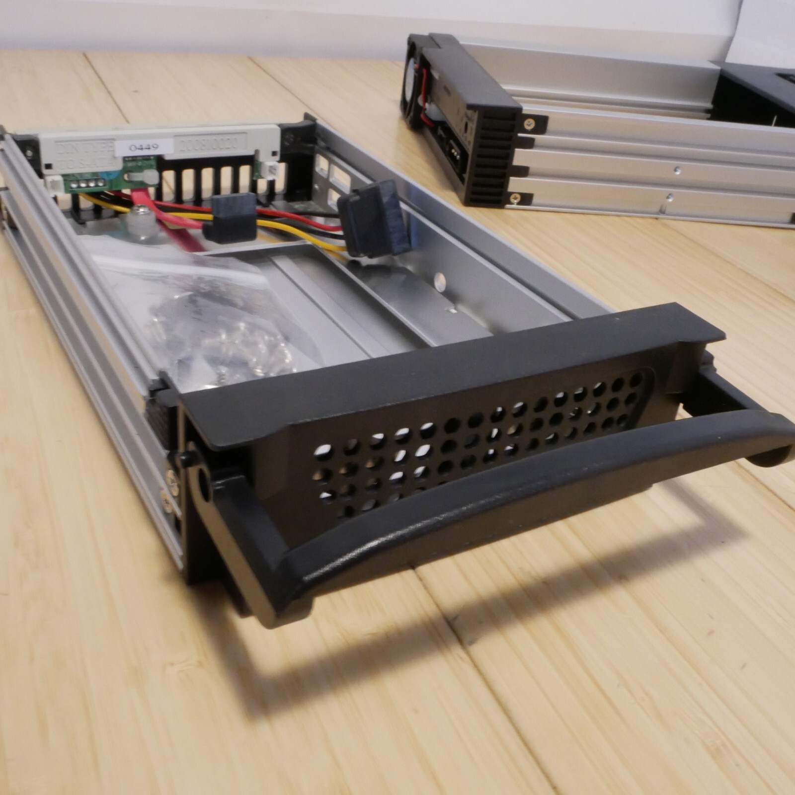 Vintage Aluminium Mobile Rack Removable HDD Caddy for 3.5″ HDD with Key