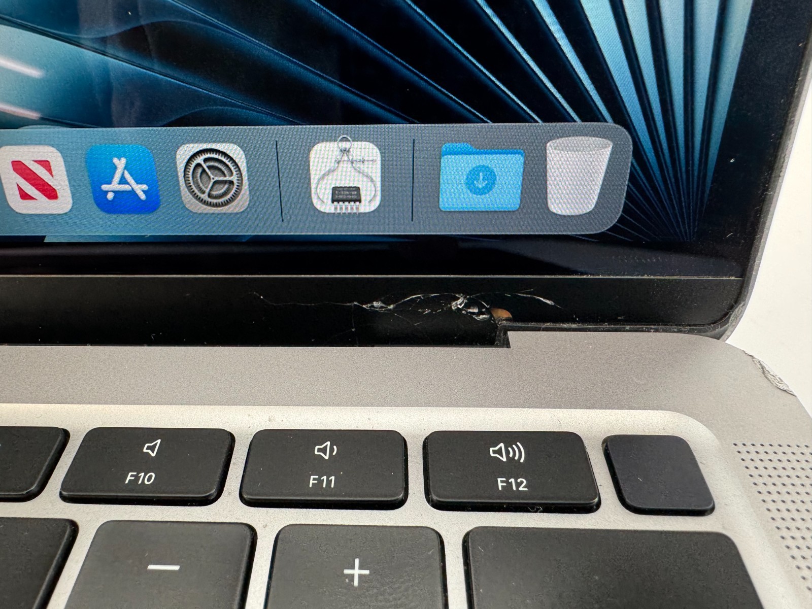 Apple 2020 MacBook Air M1 (7-Core GPU) 16GB RAM 256GB SSD – READ