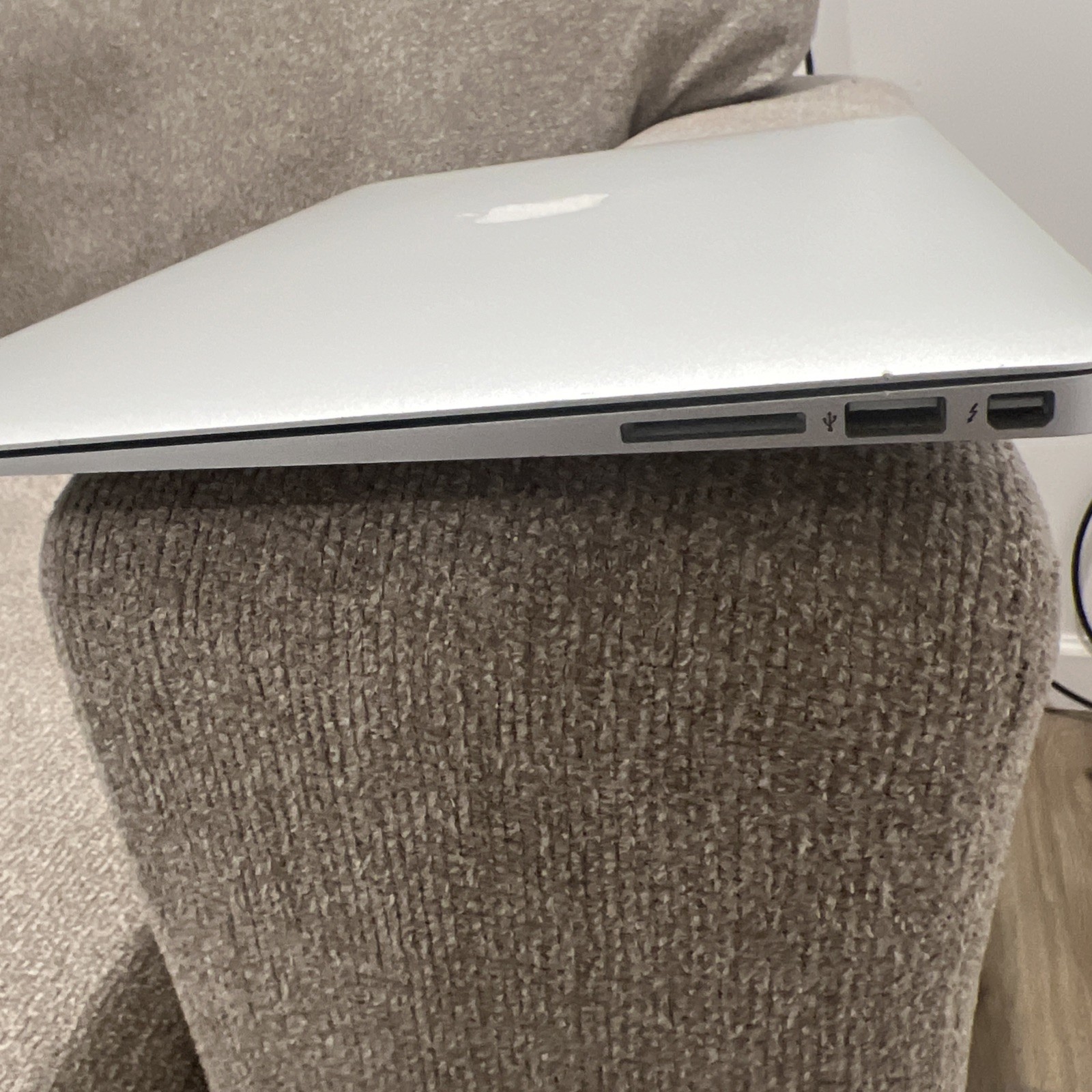 APPLE MACBOOK AIR 13 INCH LAPTOP | 256GB SSD | WARRANTY 30 days